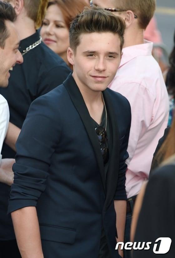 본문 이미지 - 데이비드 베컴(39)의 장남인 브루클린 베컴(15)이 아스널에 입단할 예정이다. ⓒ AFP=News1