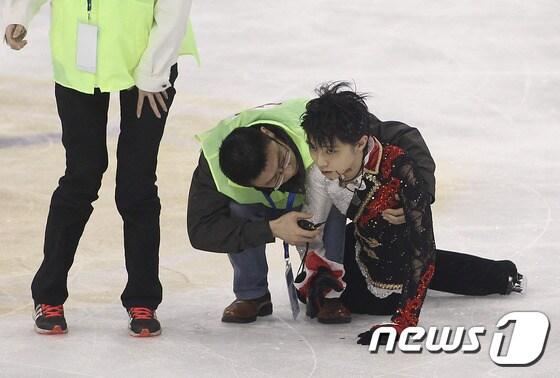 본문 이미지 - 일본 남자 피겨스케이팅의 하뉴 유즈루(20)가 8일 중국 상하이 오리엔탈 스포츠센터에서 열린 2014-2015 국제빙상연맹(ISU) 피겨 그랑프리 3차 대회 &acute;렉서스 컵 오브 차이나&acute; 남자 프리스케이팅 연습경기 도중 중국의 얀한과 부딪혀 부상을 당했다. ⓒ AFP=News1