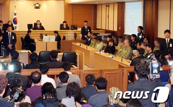 본문 이미지 - 11일 오후 광주지방법원에서 열린 세월호 선원 15명에 대한 선고공판에서 이준석 세월호 선장 및 선원들이 피고인석에 앉아 재판을 기다리고 있다. (사진공동취재단) 2014.11.11/뉴스1 ⓒ News1 사진공동취재단