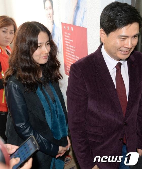 본문 이미지 - 배우 심은하가 남편 지상욱 박사와 함께 11일 중구 다산로 중구무지개행복위 사무실 개소식에 참석해 참석자들을 맞이하고 있다. ⓒ News1 손형주 기자