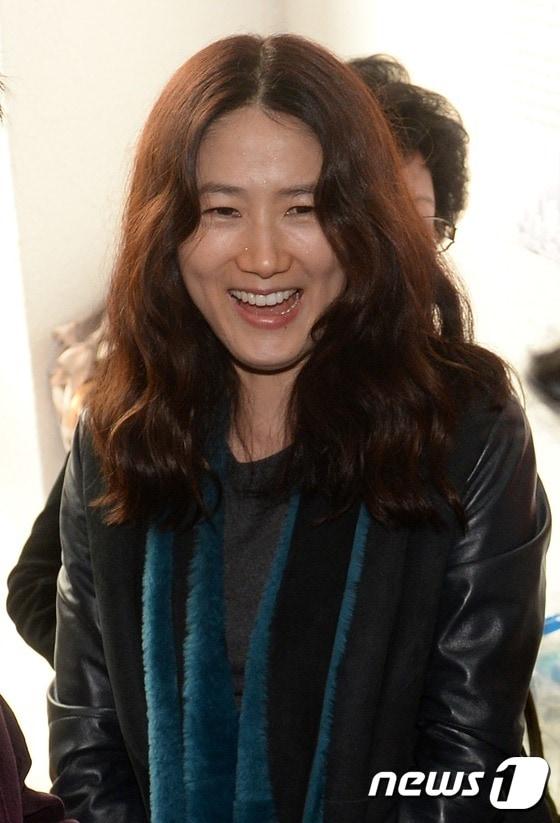 본문 이미지 - 배우 심은하가 남편 지상욱 박사와 함께 11일 중구 다산로 중구무지개행복위 사무실 개소식에 참석해 참석자들을 맞이하고 있다. ⓒ News1