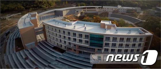 본문 이미지 - 경기도 연천에 개관한 한반도통일미래센터 전경(통일부 제공) ⓒ News1