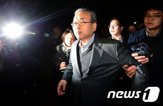 본문 이미지 - 이명박 정부 당시 '왕차관'으로 불리며 실세로 통했던 박영준 전 지식경제부 차관이 13일 새벽 구로구 천왕동 서울남부교도소에서 만기 출소하고 있다. 박 전 차관은 파이시티 사업과 원전 비리로 2년 6개월 동안 수감생활을 했다. 2014.11.13/뉴스1 ⓒ News1 박정호 기자