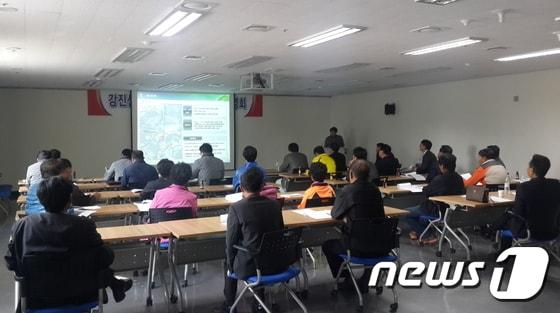 본문 이미지 - 강진군은 11일 전남도환경산업진흥원에서 성전면 송학리·명산리 일원에 개발중인 강진환경산업단지에 입주를 희망하는 2개 업체를 대상으로 인근 주민 50여명이 참석한 가운데 주민설명회를 가졌다./사진제공=강진군ⓒ News1