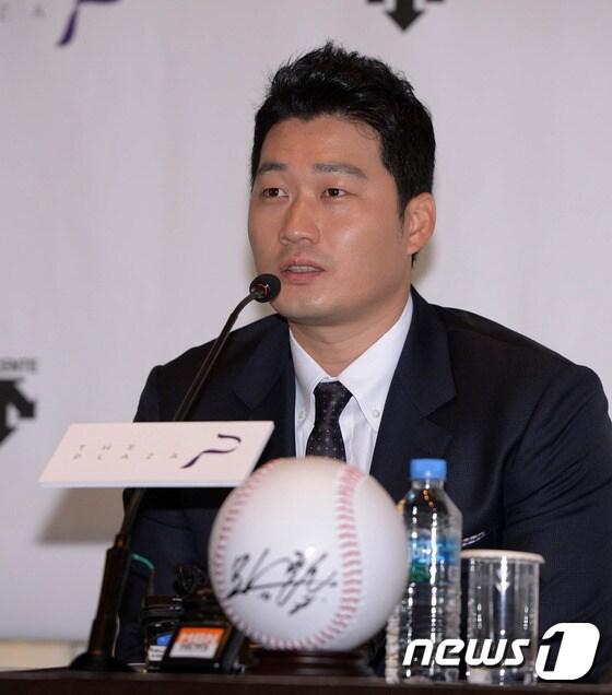 본문 이미지 - 일본 진출 첫해 성공적으로 연착륙한 한신 타이거스의 수호신 오승환(32)이 13일 서울 소공동 플라자호텔 다이아몬드홀에서 공식 귀국 기자회견을 갖고 있다. 오승환은 64경기에 등판해 66.2이닝동안 2승 4패 39세이브 평균자책점 1.76의 빼어난 성적을 남겼다. 특히 센트럴리그 구원왕에 이어 파이널 스테이지에서는 4경기 연속 등판으로 MVP에 오르며 최고의 활약을 펼쳤다. 2014.11.13/뉴스1 2014.11.13/뉴스1 ⓒ News1 이동원 기자