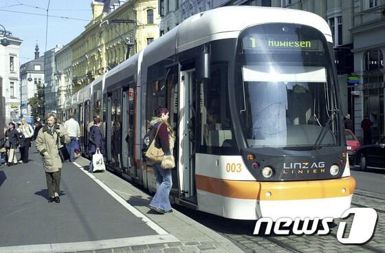 본문 이미지 - 성남시가 위례~신사선 연장과 8호선 연장, 판교 트램 건설 등 3개 철도 노선의 최적 안을 찾는 사전 타당성 조사 연구 용역을 이달 말 발주한다.(사진 = 오스트리아 린츠 트램) ⓒ News1