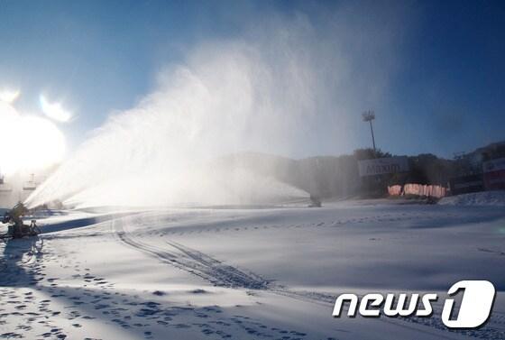 본문 이미지 - 강원 횡성군 둔내면의 아침 기온이 영하 5도까지 떨어진 14일 웰리힐리파크가 스키장 개장을 하루 앞두고 인공 제설을 작업을 진행하고 있다. (웰리힐리파크 제공).2014.11.14/뉴스1 ⓒ News1 권혜민 기자