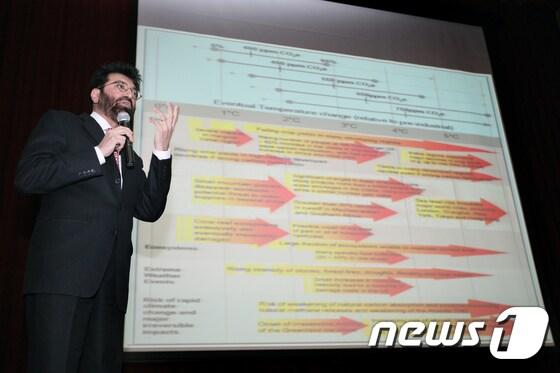 본문 이미지 - 14일 인천 송도국제도시 G타워에서 열린 ‘창조금융과 기후허브’ 주제의 기후금융 국제세미나에서 타리크 바누리(Tariq Banuri) 유타대 교수(전 유엔 지속가능국 국장)가 기조발제를 하고 있다. 2014.11.14/뉴스1 ⓒ News1 강남주 기자