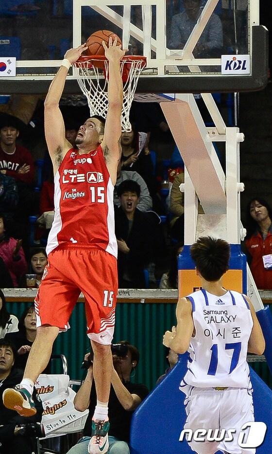 본문 이미지 - 지난 14일 서울 잠실학생체육관에서 열린 '2014-2015 KCC 프로농구' SK 나이츠와 삼성 썬더스의 경기에서 SK 김민수가 화려한 백덩크를 선보이고 있다. ⓒ News1 송은석 기자