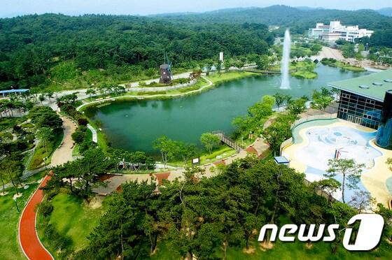 본문 이미지 - SK가 1000억원을 들여 조성한 후 울산시에 무상기부한 울산대공원 전경.ⓒ News1