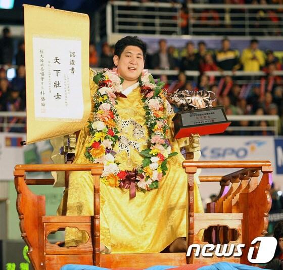 본문 이미지 - 16일 경북 김천시 김천실내체육관에서 열린 IBK기업은행 2014 천하장사씨름대축제 마지막 날 천하장사 결정전에서 윤정수(동작구청)를 3-2로 물리치고 천하장사에 등극한 정경진(창원시청)이 트로피를 들고 기뻐하고 있다. (대한씨름협회 제공) 2014.11.16/뉴스1 ⓒ News1