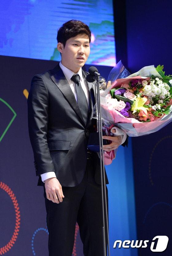 본문 이미지 - 18일 서울 양재동 The-K호텔 컨벤션센터2층 그랜드볼룸에서 열린 2014 한국야쿠르트 세븐 프로야구 최우수선수(MVP)·최우수신인선수 선정 및 각 부문별 시상식에서 최우수신인선수상을 받은 NC 박민우가 소감을 전하고 있다. 최우수선수(MVP)로 선정된 선수에게는 트로피와 3,600만원 상당의 기아자동차 K7이 부상으로 주어지고, 최우수신인선수와 각 부문별 타이틀 수상 선수에게는 트로피와 상금 300만원, 퓨처스리그의 각 부문별 타이틀 수상 선수에게는 트로피와 상금 50만원이 수여된다. 2014.11.18/뉴스1 ⓒ News1 이동원 기자