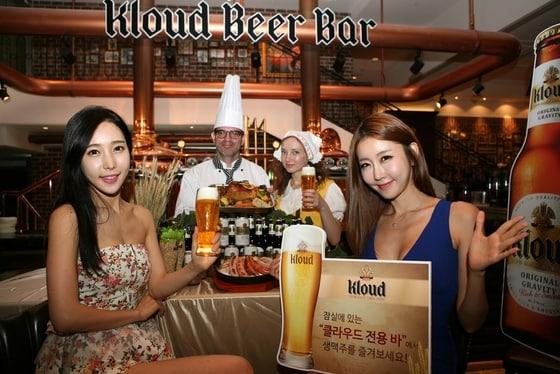 본문 이미지 - 서울 송파구 롯데호텔 월드점에 개점한 클라우드 비어스테이션이 인기를 끌고 있다. /사진제공 = 롯데주류 ⓒ News1