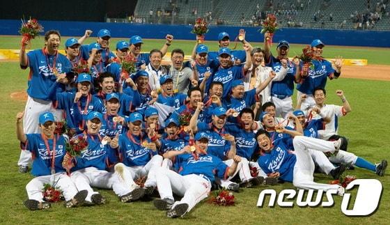 본문 이미지 - 2008 베이징 올림픽 야구에서 금메달을 딴 한국 야구 대표팀.ⓒ AFP=News1