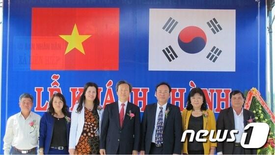 본문 이미지 - 19일 베트남 중부 람동성 지역에서 GKL사회공헌재단이 &acute;마을협동조합 개소식&acute;을 열었다. ⓒ News1