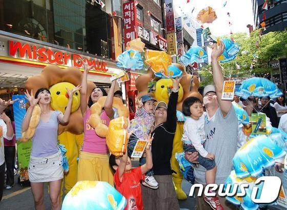 본문 이미지 - 지난 2007년 GS리테일이 &acute;미스터도넛&acute; 1호점을 오픈하면서 행사를 벌이는 모습.ⓒ News1