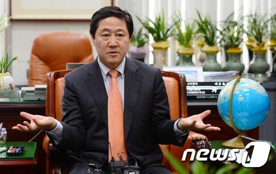 본문 이미지 - 유기준 국회 외교통일위원회 위원장이 21일 오후 서울 여의도 국회 외통위원장실에서 기자간담회를 갖고 북한인권법, 남북관계와 관련해 의견을 밝히고 있다. 2014.11.21/뉴스1 ⓒ News1 박세연 기자