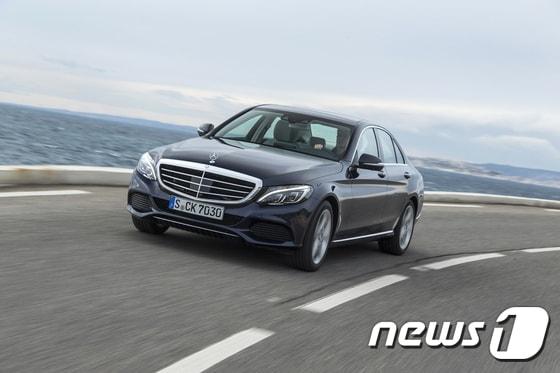 본문 이미지 - 메르세데스-벤츠 C220 블루텍 익스클루시브 주행모습(벤츠코리아 제공)ⓒ News1
