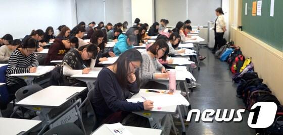 본문 이미지 - 2015학년도 수시모집 논술고사가 치뤄진 23일 오전 서울 이화여대 고사장에서 수험생들이 답안을 작성하고 있다. 2014.11.23/뉴스1 ⓒ News1 송원영 기자