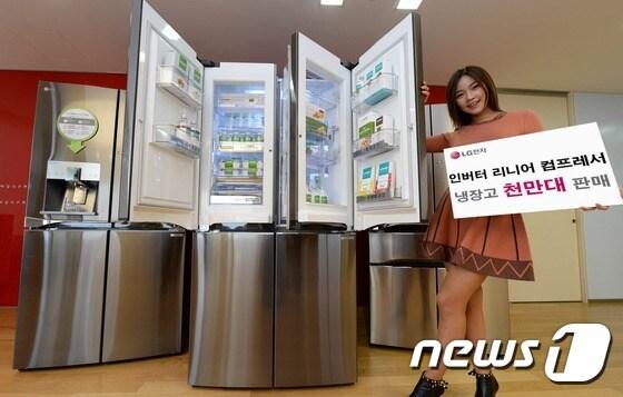 본문 이미지 - 여성 모델이 서울 여의도 LG트윈타워에서 '인버터 리니어 컴프레서' 를 탑재한 냉장고 제품을 소개하고 있다. (LG전자 제공) 2014.11.24/뉴스1 ⓒ News1