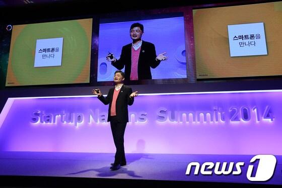 본문 이미지 - 김범수 다음카카오 의장이 24일 서울 쉐라톤 워커힐 호텔에서 열린 &#39;스타트업 네이션스 서밋’ 행사에 기조연설하는 모습. ⓒ News1