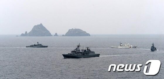 본문 이미지 - 해군 함정이 독도 인근 해상에서 독도방어훈련을 실시하고 있다. 3,200t급 구축함 양만춘함 등 함정 7척과 해양경비안전본부 경비함정 1척, 독도경비대 등이 훈련에 참가했다. (해군 제공) 2014.11.24/뉴스1 ⓒ News1 포토공용 기자