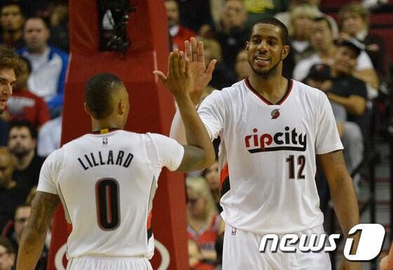 본문 이미지 - 포틀랜드 라마커스 알드리지(오른쪽)와 데미안 릴라드(왼쪽).ⓒ AFP=News1