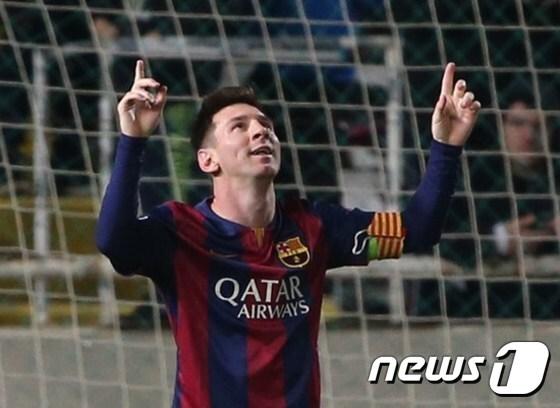 본문 이미지 - 리오넬 메시가 26일 아포엘과의 UEFA 챔피언스리그 경기에서 3골을 넣으며 챔피언스리그 통산 74골 신기록을 수립했다. ⓒ AFP=News1
