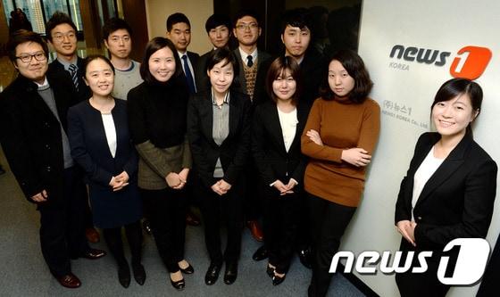 본문 이미지 - 뉴스1코리아 공채 5기 수습기자들. (앞줄 오른쪽부터 시계 반대방향으로) 양새롬, 황라현, 윤수희, 윤혜진, 박소영, 손미혜, 박승주, 신웅수, 이정우, 김일창, 정재민, 주성호, 권혁준 수습기자. 뉴스1 ⓒ News1 박정호 기자