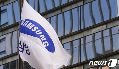 본문 이미지 - 26일 삼성전자 서초사옥 건물앞 깃발이 바람에 휘날리고 있다. ⓒ News1 양동욱 기자