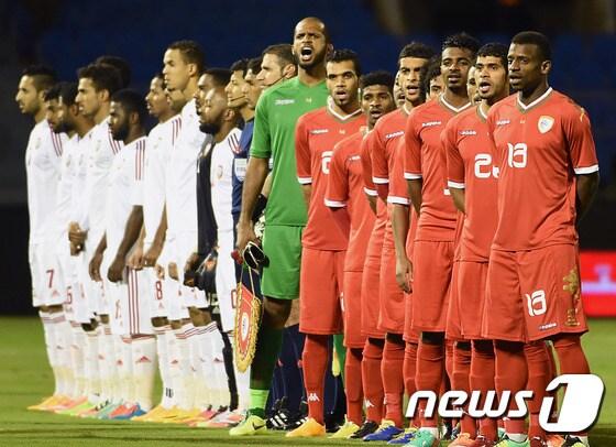 본문 이미지 - 오만 축구대표팀(오른쪽)이 2014 걸프컵에서 만만치 않은 전력을 드러냈다. ⓒ AFP=News1