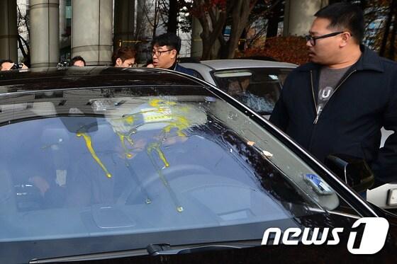 본문 이미지 - 27일 오전 서울 서초구 서울중앙지방법원에서 보수단체 회원들이 가토 다쓰야 전 산케이신문 서울지국장이 탑승한 차량에 계란을 던지며 박근혜 대통령에 대한 사과를 요구하고 있다. ⓒ News1 민경석 기자