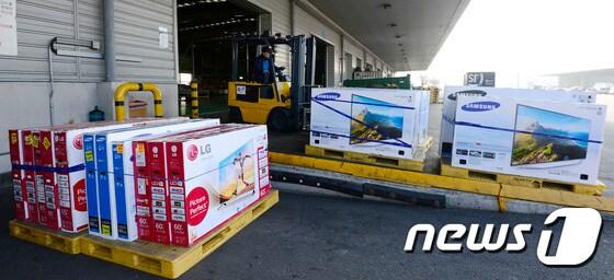 본문 이미지 - 인천 중구 운서동 인천공항세관검사장에서 직원들이 국내로 배송된 직접구매 물품을 정리하고 있다. 2014.11.27/뉴스1 ⓒ News1
