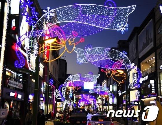 본문 이미지 - 제6회 크리스마스트리문화축제가 부산 남포동 광복로 일대에서 29일 개막 점등식을 갖고 내년 1월 4일까지 37일간 트리불빛을 밝힌다. 2014.11.28/뉴스1 ⓒ News1 최재호 기자