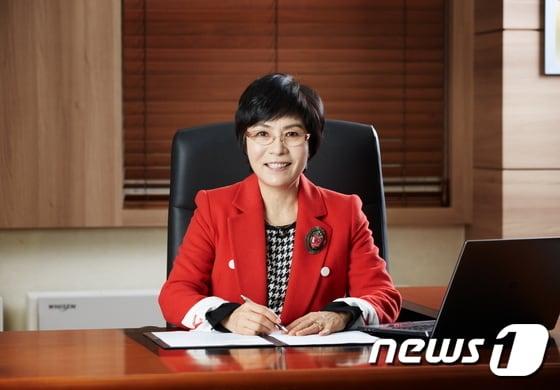 본문 이미지 - 수원여대 제 18대 총장으로 취임한 엄태식 교수. (사진= 수원여자대학교 제공) ⓒ News1