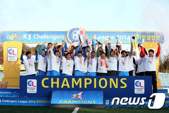 본문 이미지 - 화성FC가 포천시민축구단을 꺾고 &acute;Daum K3 챌린저스리그 2014&acute; 에서 우승을 차지한 뒤 환호하고 있다. 대한축구협회 제공 ⓒ News1