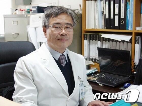 본문 이미지 - '과학수사의 날'을 맞아 제10회 대한민국 과학수사대상 법의학 분야 수상자로 선정된 박종태 전남대 법의학교실 교수. (경찰청 제공) 2014.11.03/뉴스1 ⓒ News1