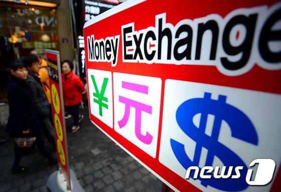 본문 이미지 - 서울 중구 명동 사설 환전소  /뉴스1 ⓒ News1 박정호 기자