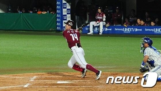 본문 이미지 - 4일 오후 대구 시민야구장에서 열린 2014 한국야쿠르트 세븐 프로야구 한국시리즈 1차전 삼성 라이온즈와 넥센 히어로즈의 경기에서 넥센 3회초 선두타자 서건창이 3루타를 날리고 있다. 삼성은 정규 시즌과 한국시리즈 통합 4연패에 도전하고, 넥센은 2008년 창단 후 7년 만의 첫 한국시리즈 우승을 노리고 있다. 2014.11.04/뉴스1 ⓒ News1 이동원 기자