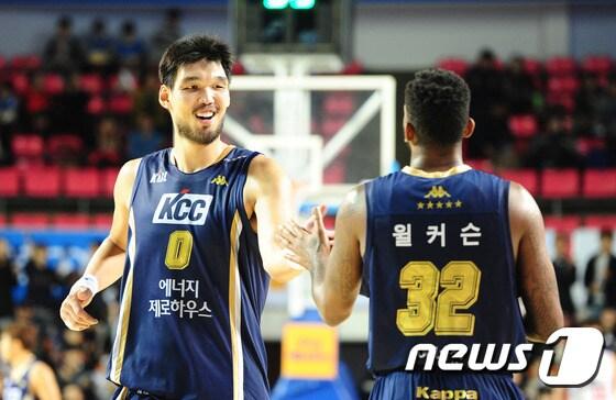 본문 이미지 - 4일 오후 전북 전주실내체육관에서 열린 2014-2015 KCC 프로농구 전주 kcc와 인천 전자랜드와의 경기에서 윌커슨(kcc)선수와 하승진(kcc)선수가 승리의 하이파이브를 하고 있다. 2014.11.4/뉴스1 ⓒ News1 김대웅 기자