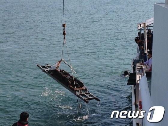 본문 이미지 - 5일 오후 태안 마도 인근 해역에서 국립해양문화재연구소가 조선시대 고선박인 &acute;마도 4호선&acute;의 것으로 추정되는 &acute;목재 닻&acute;을 인양하고 있다. ⓒ News1