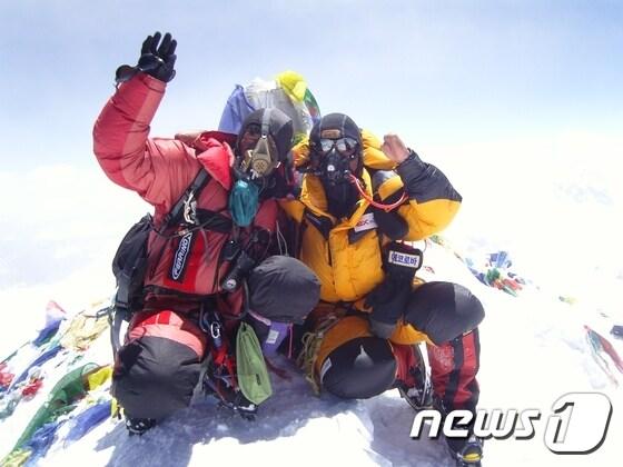 본문 이미지 - 에베레스트 정상에 오른 김홍빈, 김미곤 대원 모습 ⓒ News1