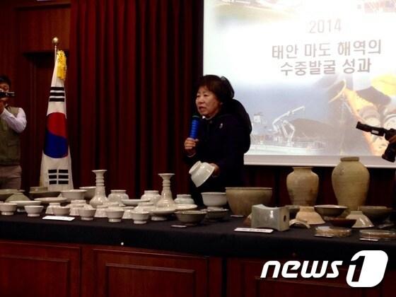 본문 이미지 - 5일 충남 태안군 근홍면사무소에서 나선화 문화재청장이 &acute;태안 마도 해역의 수중발굴 성과&acute;를 소개하고 있다.ⓒ News1