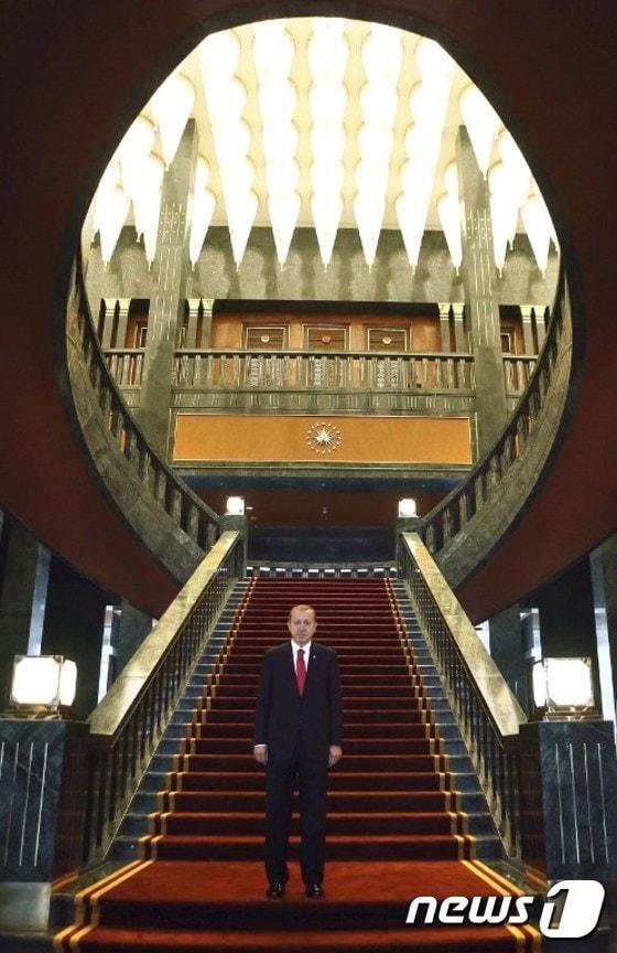 본문 이미지 - 레제프 타이이프 에르도안 터키 대통령이 지난 29일(현지시간) 신축 대통령궁인 "백궁" 내부에서 기념사진을 촬영하고 있다.ⓒ AFP=뉴스1