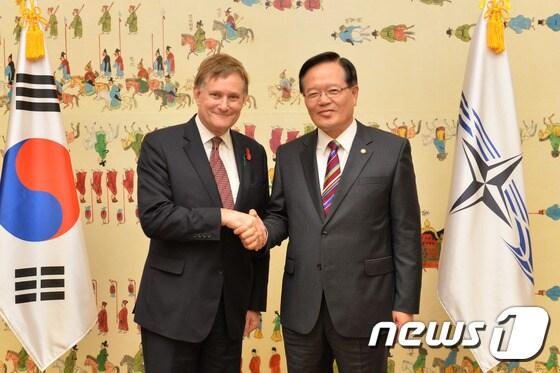 본문 이미지 - 정의화 국회의장이 6일 국회에서 휴 베일리 나토 의원연맹 회장 일행과 면담하고 있다.(국회 의장실 제공) ⓒ News1