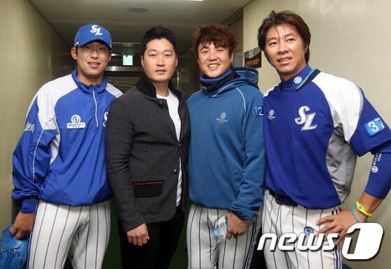 본문 이미지 - 일본프로야구 한신 타이거즈의 '끝판대장' 오승환이 7일 오후 2014 한국야쿠르트 세븐 프로야구 한국시리즈 3차전 삼성 라이온즈와 넥센 히어로즈의 경기가 열리는 서울 목동야구장을 찾아 삼성 투수들과 기념촬영을 하고 있다. 왼쪽부터 윤성환, 오승환, 안지만, 임창용. (삼성 라이온즈 구단 제공)2014.11.7/뉴스1 ⓒ News1