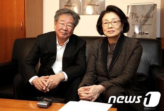 본문 이미지 - 최불암(왼쪽) 김민자 부부(사랑의 달팽이 제공) / 뉴스1