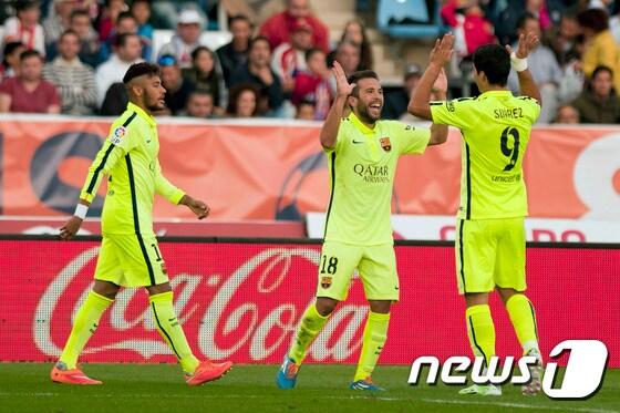 본문 이미지 - FC 바르셀로나의 호르디 알바(가운데)가 9일(한국시간) 열린 프리메라리가 알메리아와의 경기에서 후반 37분 역전골을 넣은 뒤 네이마르(왼쪽), 루이스 수아레스(오른쪽) 등 동료들과 기쁨을 나누고 있다. ⓒ AFP=News1