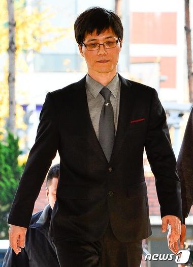 본문 이미지 - 가수 고 신해철씨에게 장협착 수술을 한 S병원 강세훈 원장이 9일 오후 서울 송파경찰서에 조사를 받기 위해 출석하고 있다. 2014.11.09/뉴스1 ⓒ News1 송은석 기자