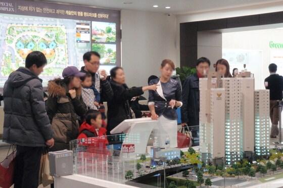 본문 이미지 - 당산역 롯데캐슬 프레스티지' 모델하우스에서 내방객들이 모형주택을 구경하고 있다. /사진제공=롯데건설 ⓒ News1